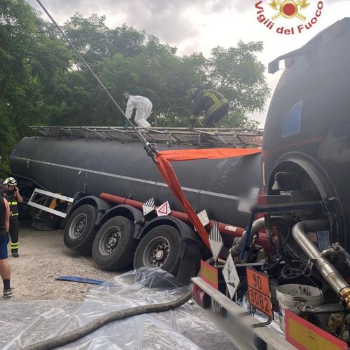 Autocisterna esce di strada a Boffalora Ticino