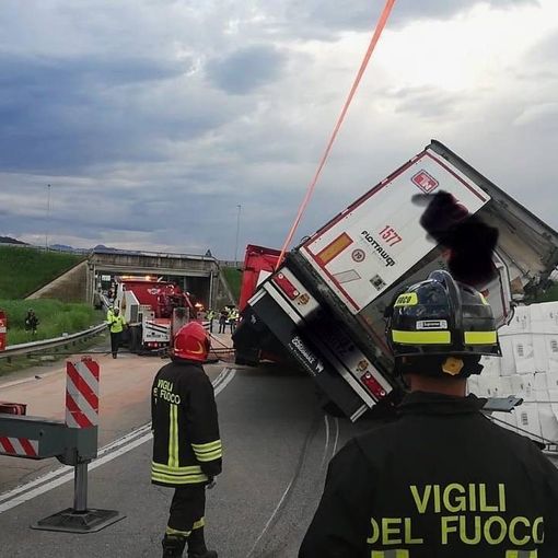 Autoarticolato si ribalta sulla A26