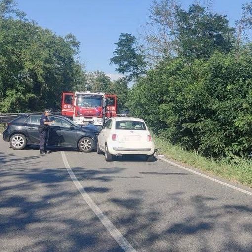 Incidente a Cameri: tre auto coinvolte, una finisce in un fosso