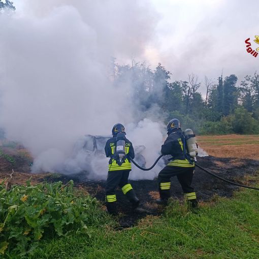 Incendio di un'autovettura a Borgo Ticino, nessun ferito