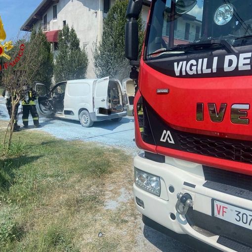 Furgone in fiamme a Oleggio, nessun ferito
