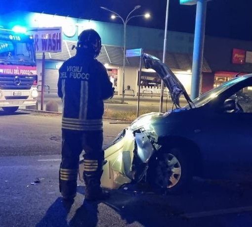 Incidente stradale a Trecate: tre auto coinvolte e diversi feriti
