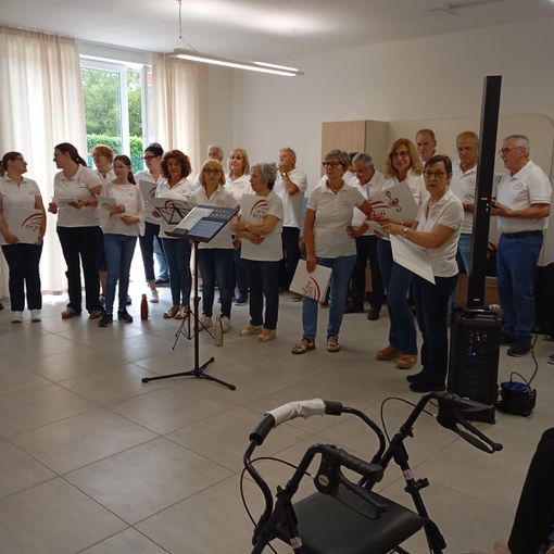 La gioia del cantare: festa d'estate alla Rsa 3AMilano di Borgo Ticino