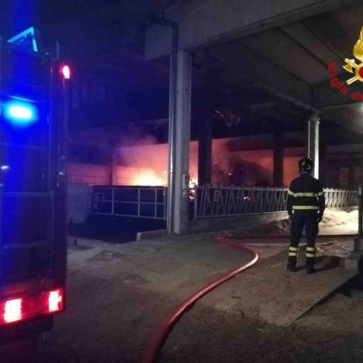 Incendio nella notte in un’azienda agricola di Oleggio