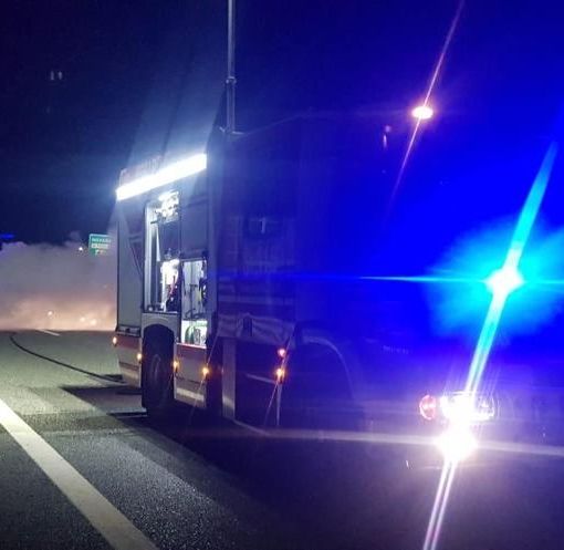 Auto in fiamme sull'autostrada A4