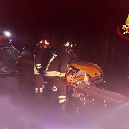 Auto va  sbattere contro il guard rail, un ferito