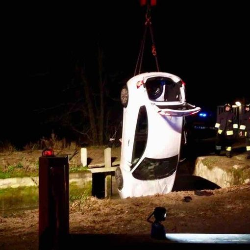 Auto esce di strada e si ribalta in un canale