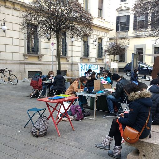 Studenti, inseganti e genitori in piazza a Novara contro la Dad