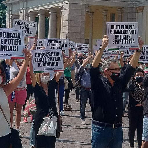 2 giugno, Canelli e Binatti: prima la fascia poi il cartello anti governativo