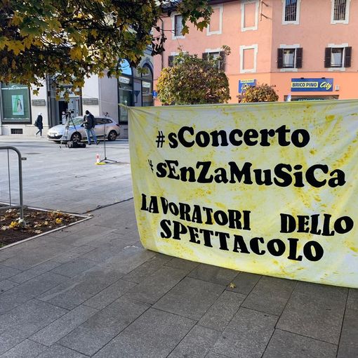 Lavoratori dello spettacolo in piazza questa mattina a Novara