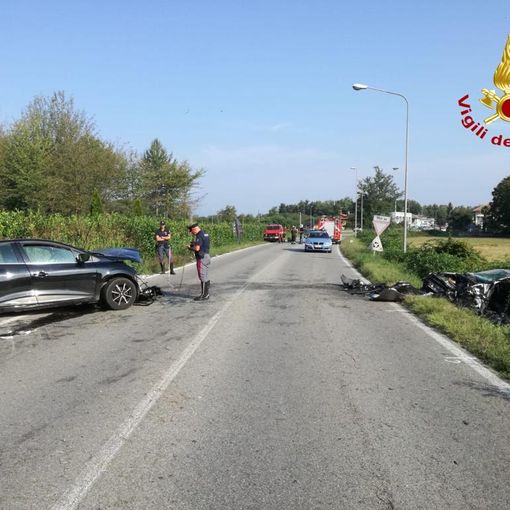 Fontaneto, scontro tra due auto, morta una dellòe persone coinvolte