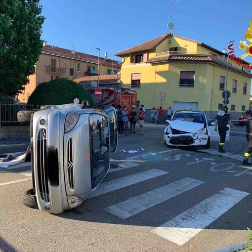 Scontro a S.Agabio, tre feriti, auto ribaltata