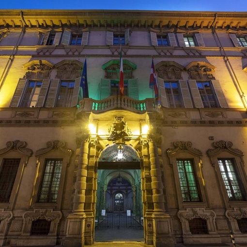 Palazzo Lascaris illuminato color &quot;foglia di tè&quot; contro il cancro all'utero