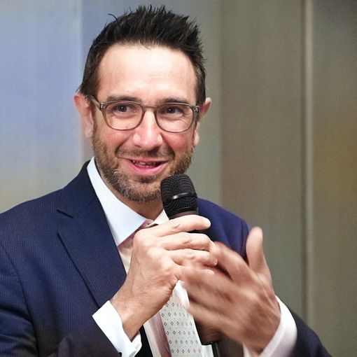 Paolo Pucci, Business development della società novarese, ha illustrato al Rotary le strategie di comunicazione rivolte alle nuove generazioni del club