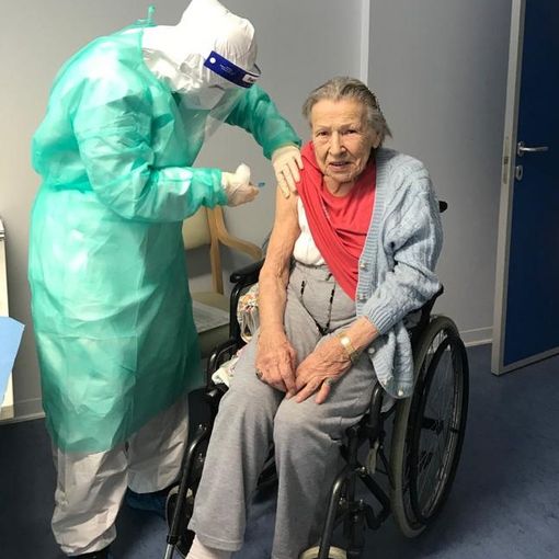 Nonna Maria apre le vaccinazioni alla Rsa Squarini di Momo