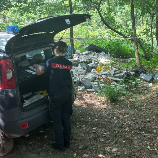 Denunciati per abbandono e gestione illecita di rifiuti: scoperte macerie edili in un bosco a Borgoticino