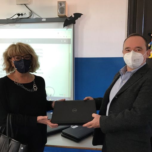 La Saprom dona 20 computer portatili al laboratorio della Scuola Primaria &quot;Don Saino&quot; di Cerano