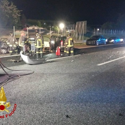Maxi incidente in autostrada: sette feriti, due sono gravi. Raccordo dell'A26 tra Sesto e Besnate chiuso nella notte