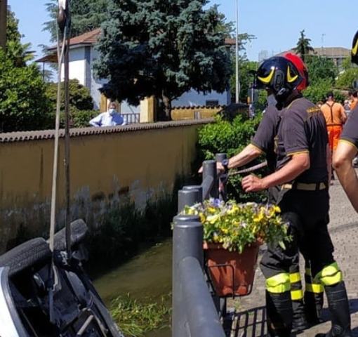 Auto finisce in una roggia a bordo strada