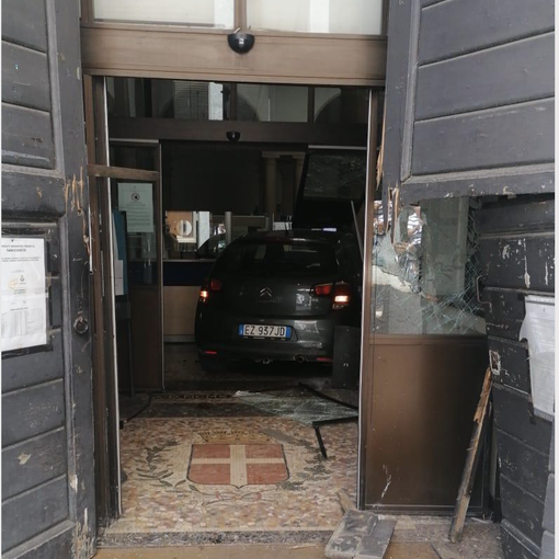 Sfonda con l'auto il portone del Municipio di Novara, arrestato