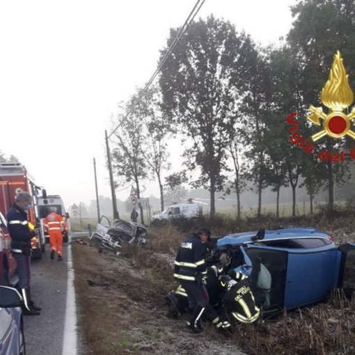 Ragazza di 15 anni muore in uno scontro tra un furgone e un'auto, gravissma la madre