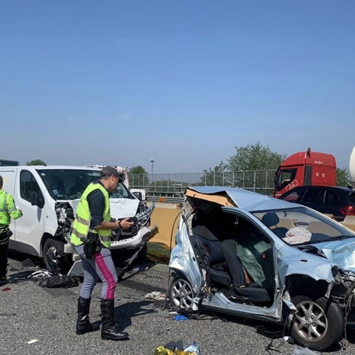 Incidente in A4, schianto tra un'auto e un furgone: 4 morti