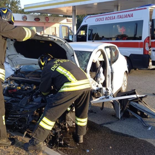 Auto si schianta contro un palo: ferite quattro persone