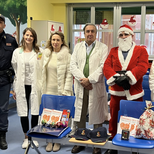La Questura di Novara insieme a &quot;Babbo Natale&quot; hanno portato doni ai bimbi ricoverati