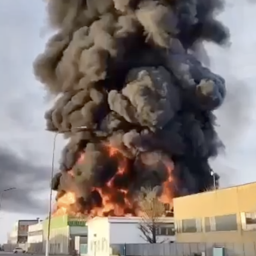 Incendio alla Kemi, evacuate case nel raggio di 500 metri