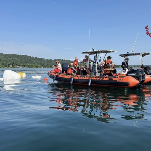 La barca della tragedia recuperata dalle acque, in mezzo ai turisti di un giorno &quot;normale&quot; VIDEO