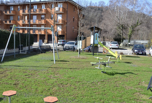 Terminati i lavori nell'area di via IV Novembre: parcheggio, verde e giochi con videosorveglianza