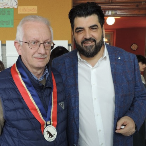 La &quot;pins&quot; dell'Antica Cunsurtarija consegnata al pluri stellato chef Antonino Cannavacciuolo