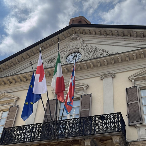 Giornata mondiale della croce rossa: una bandiera esposta per ringraziare i volontari trecates