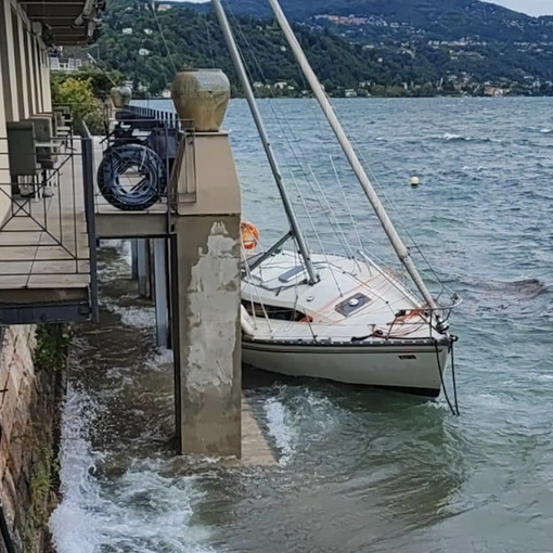 Barca a vela arenata ad Arona recuperata dai vigili del fuoco