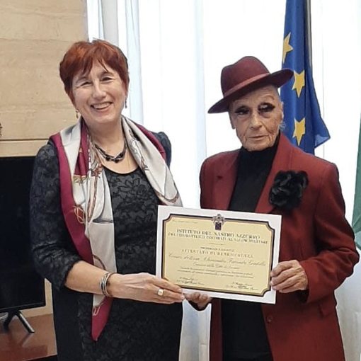 Riconoscimento patriottico dal presidente dell'Istituto Nastro Azzurro di Novara al questore