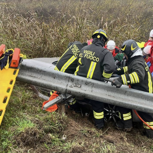 Grave incidente a Novara: due giovani in gravi condizioni dopo un’uscita di strada