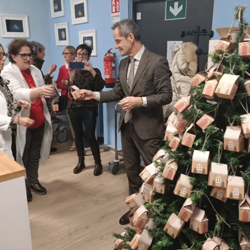 Magia e umanizzazione: il Natale in oncologia a Borgomanero tra creatività e desideri