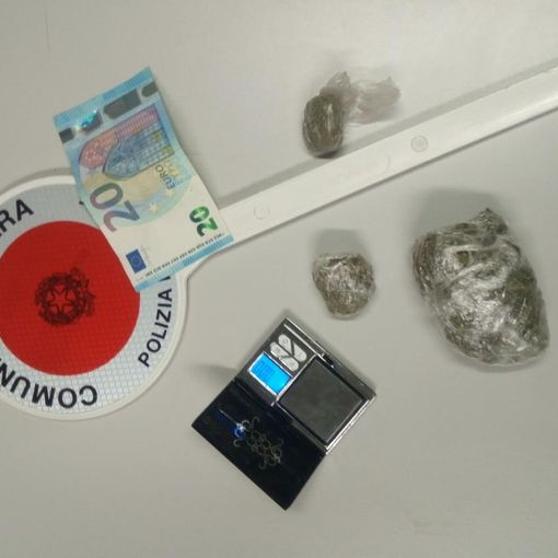 Spacciava nel parchetto, doppia denuncia per un ventenne
