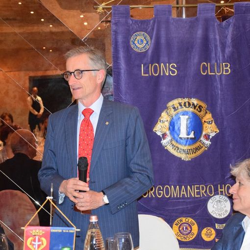 Nella foto il Presidente Albertoni illustra ai soci il programma