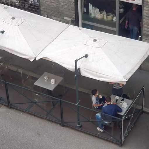 Riaperti bar e ristoranti, 123 nuovi dehor, stanotte controlli anche con l’esercito