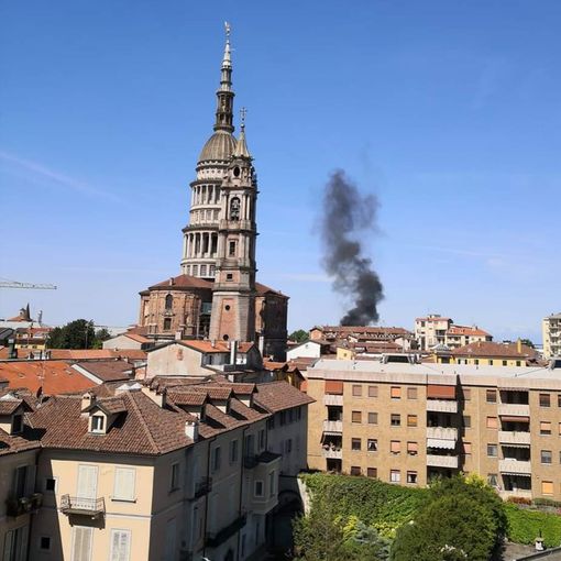 Tre auto in fiamme a Novara nei pressi del centro sportivo Alcarotti