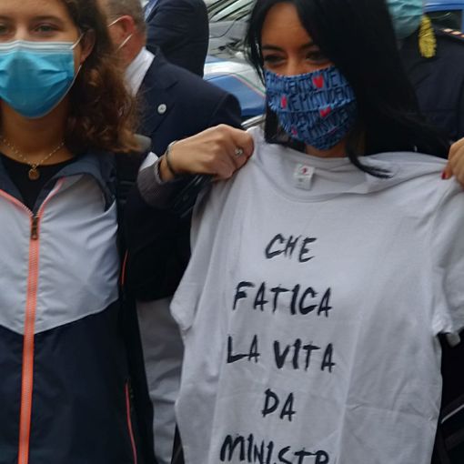 Studentessa novarese regala una t-shirt alla ministra azzolina
