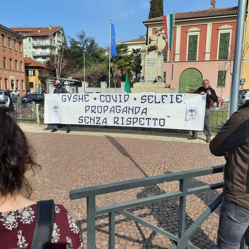 &quot;Gusme + Covid + Selfie propaganda senza rispetto&quot;, striscione di Forza Nuova di fronte al Municipio di Arona