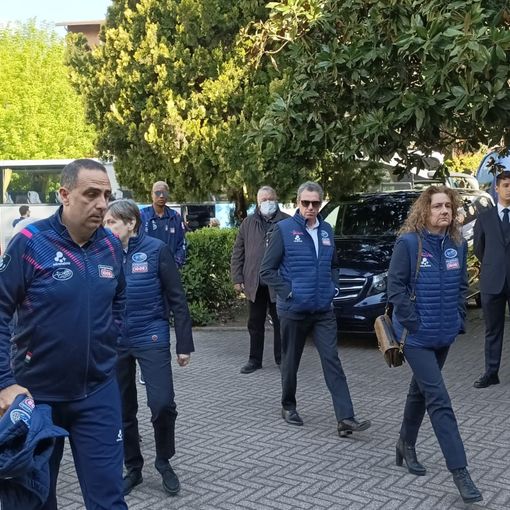 Funerali Ituma: folla fuori dalla chiesa un'ora prima esequie