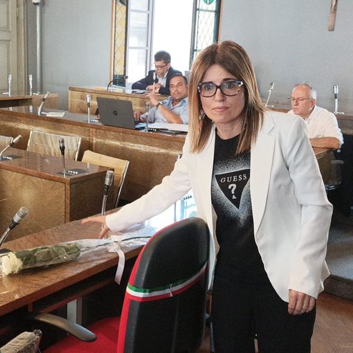 Un minuto di silenzio e una rosa bianca in consiglio comunale per ricordare Giulia Tramontano