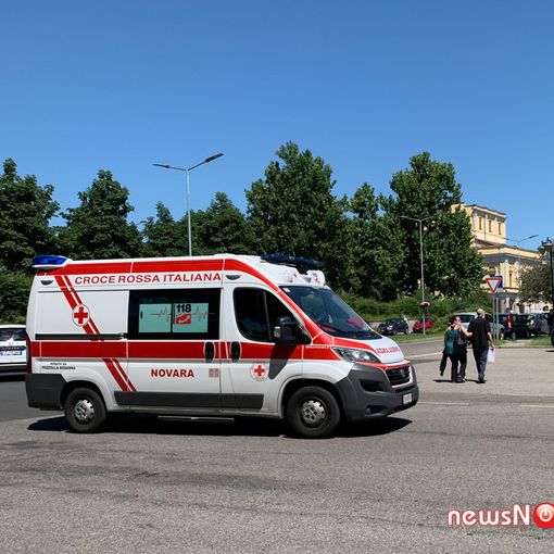 Ferito a coltellate in strada a Novara, si cerca l’aggressore