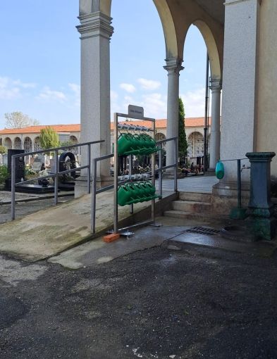 Nuovo servizio nei cimiteri della città: 90 annaffiatoi per i visitatori