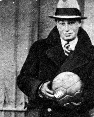 Dai campi di calcio ai campi di concentramento:  in un libro l’Olocausto di Árpád Weisz nel segno dello sport     Una nuova ricerca di Giovanni Cerutti sul grande allenatore dell’Inter morto ad Auschwitz che portò il “sistema” in Italia, lanciò Meazza e vi
