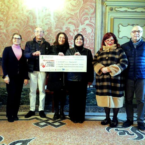 Trecate dona 2 mila euro al Centro antiviolenza