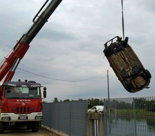 Auto finisce nel canale a Terdobbiate, recuperata dai Vigili del Fuoco